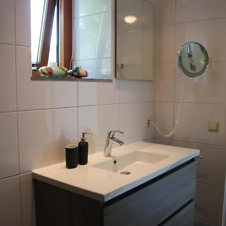 Familiehuis De Betuwe Met Prive Kunstgras Tennisbaan En Sauna Holiday home