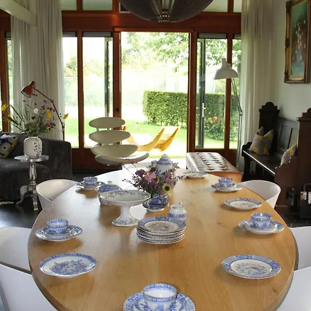 Holiday home Familiehuis De Betuwe Met Prive Kunstgras Tennisbaan En Sauna