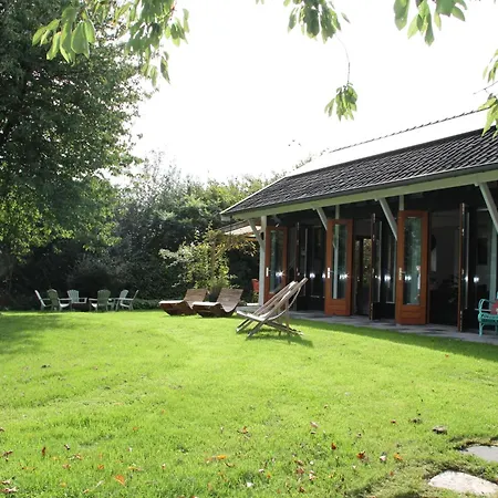 Holiday home Familiehuis De Betuwe Met Prive Kunstgras Tennisbaan En Sauna *
