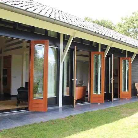 Familiehuis De Betuwe Met Prive Kunstgras Tennisbaan En Sauna