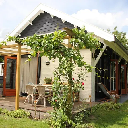 Familiehuis De Betuwe Met Prive Kunstgras Tennisbaan En Sauna Casa de Férias Erichem