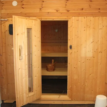 Familiehuis De Betuwe Met Prive Kunstgras Tennisbaan En Sauna Casa de Férias