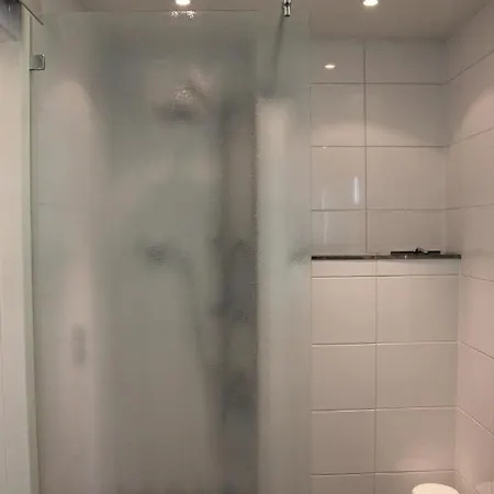 Casa de Férias Familiehuis De Betuwe Met Prive Kunstgras Tennisbaan En Sauna