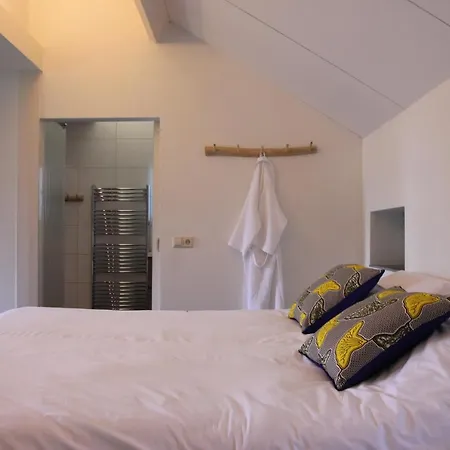 Casa de Férias Familiehuis De Betuwe Met Prive Kunstgras Tennisbaan En Sauna Erichem