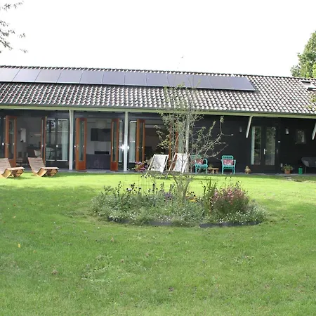 Casa de Férias Familiehuis De Betuwe Met Prive Kunstgras Tennisbaan En Sauna *